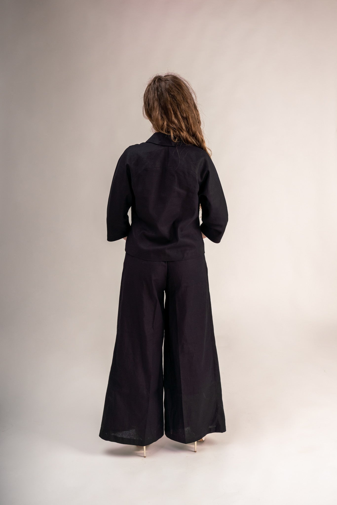 “ Perla “ Linen Short Jacket In Black
