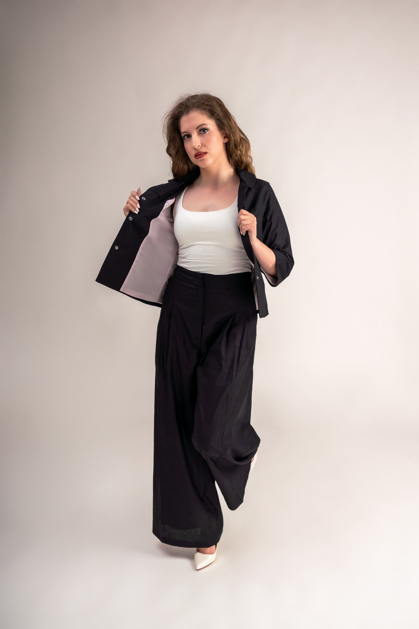 “ Perla “ Linen Short Jacket In Black